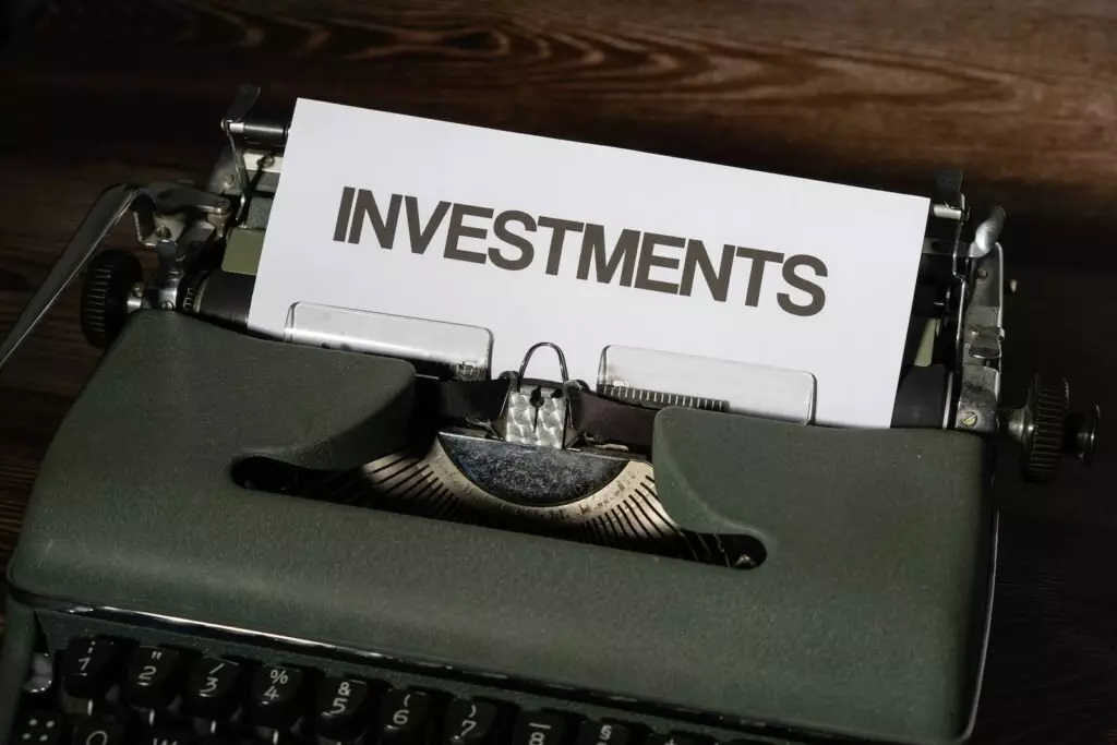A Close Up Of A Typewriter With A Paper That Reads Investments; Best Etf To Dollar Cost Average ; Best Etf 2023